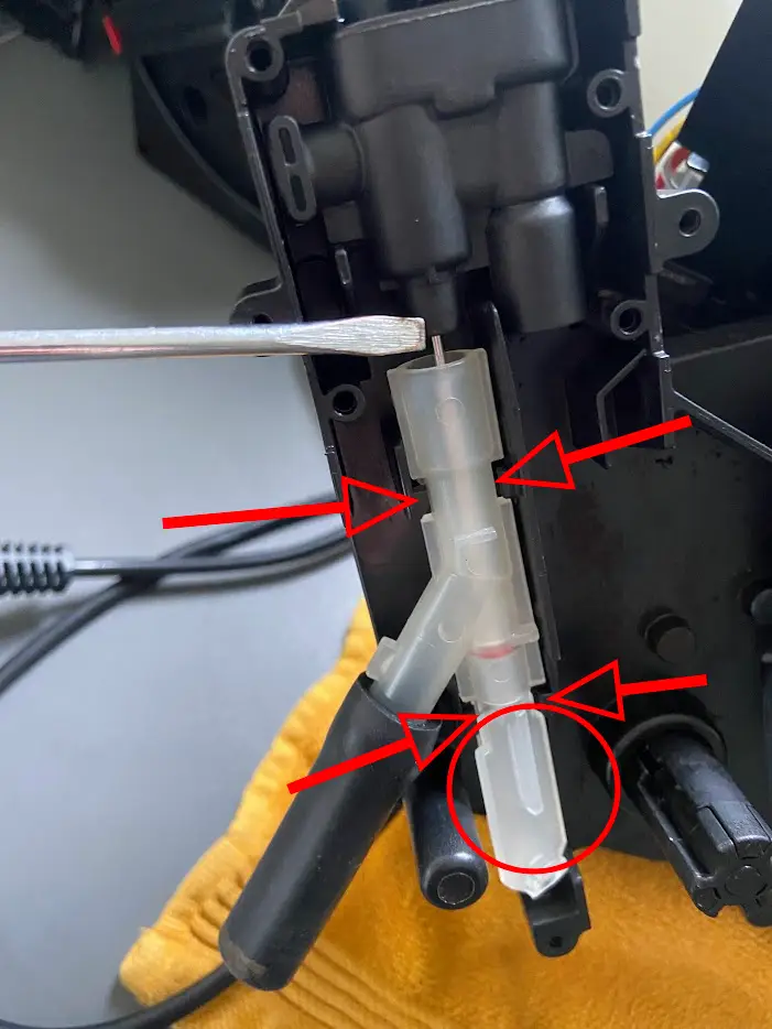 Plaats nieuwe drainageventiel terug in de kast