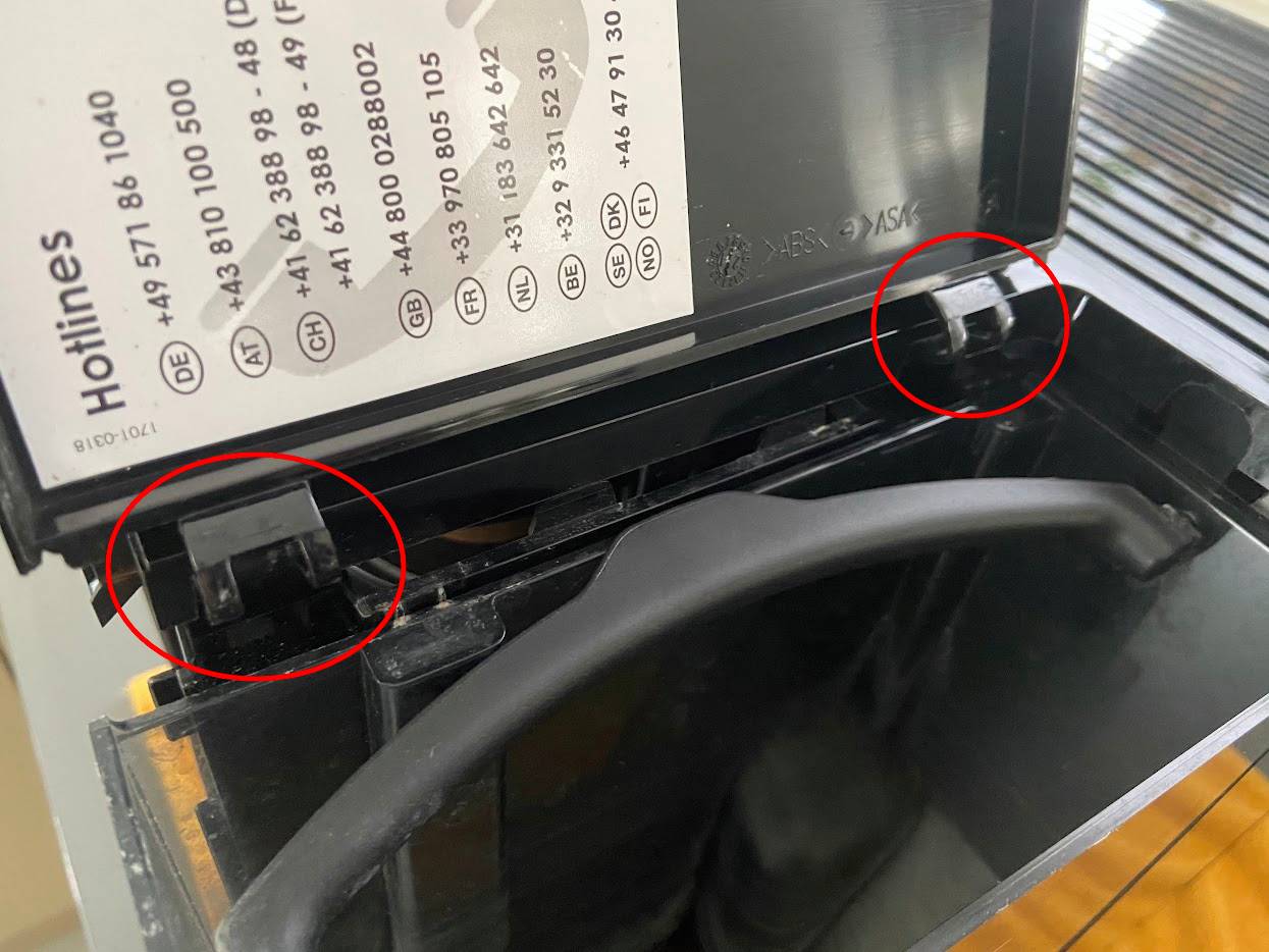 Verwijder afdekkap van waterreservoir Mellita Caffeo Solo