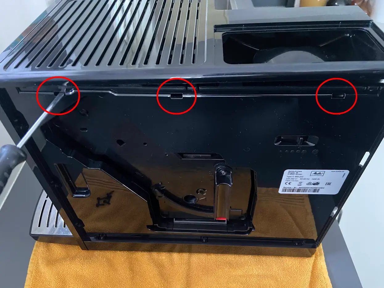 Verwijder bovenste kap van de machine