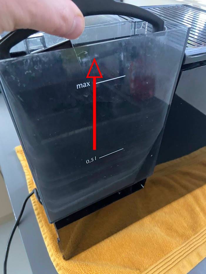 Watertank Mellita Caffeo Solo verwijderen